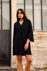 Robe courte noire Hortence Paris en broderie anglaise, manches 3/4 évasées et col en V