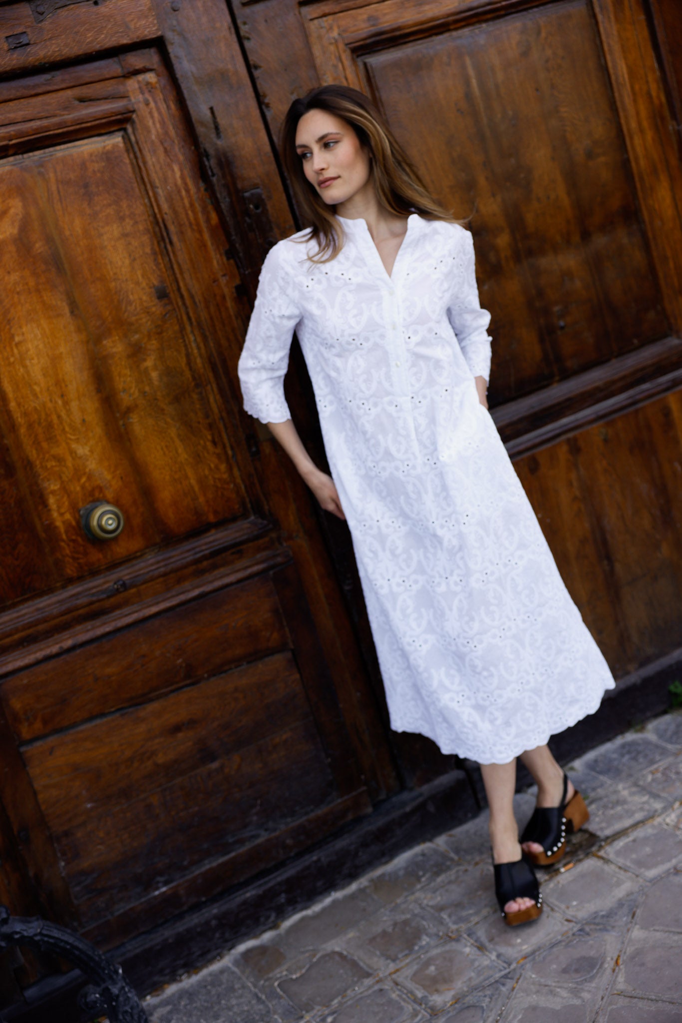 Robe longue blanche Hortence Paris en broderie anglaise, manches 3/4, col tunisien