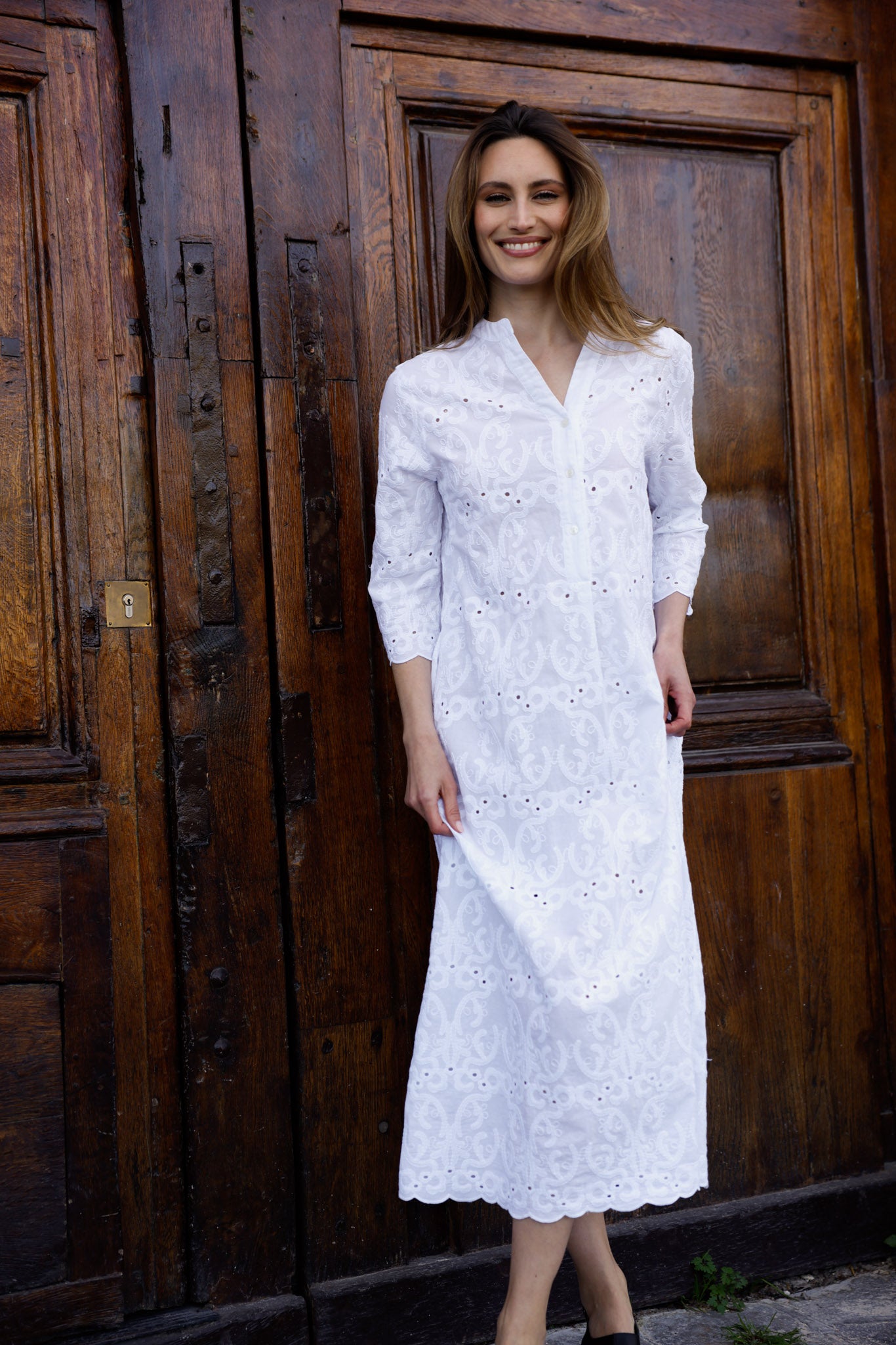 Robe longue blanche Hortence Paris en broderie anglaise, manches 3/4, col tunisien