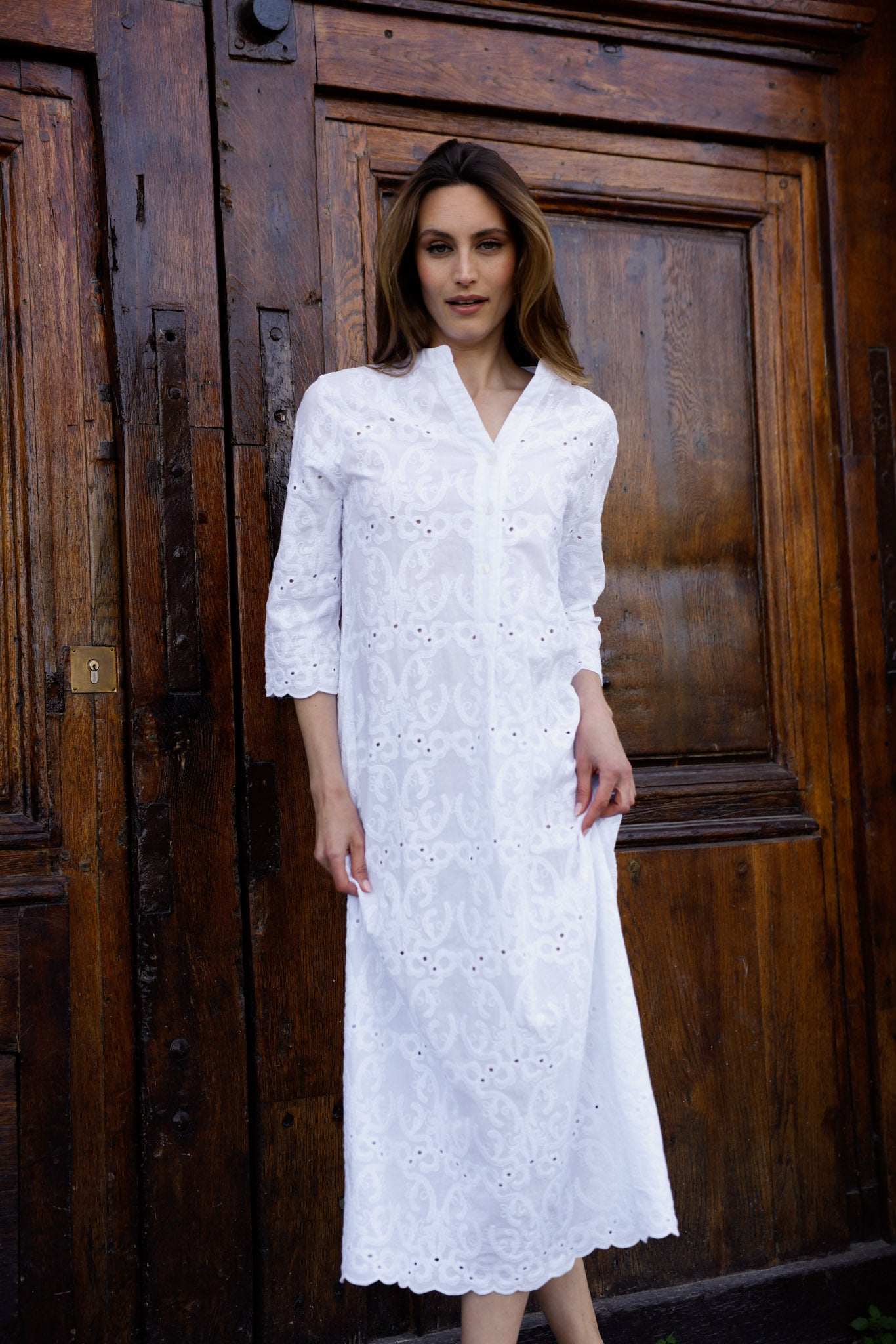 Robe longue blanche Hortence Paris en broderie anglaise, manches 3/4, col tunisien