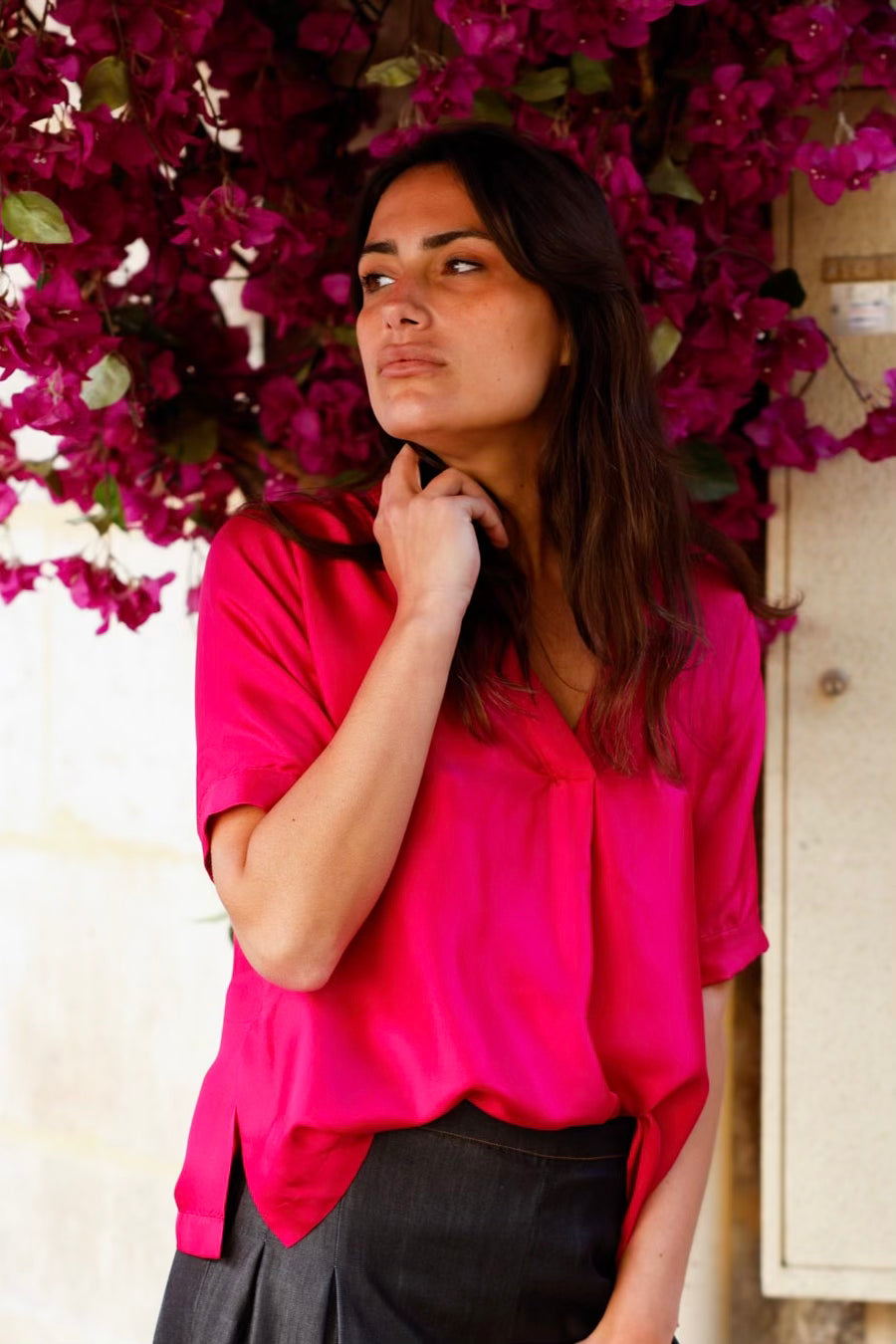 Top rose fuchsia en soie Hortence Paris avec nœud et plis aux épaules – vue de face