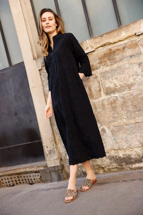 Robe longue noire Hortence Paris en broderie anglaise, manches 3/4 et col tunisien
