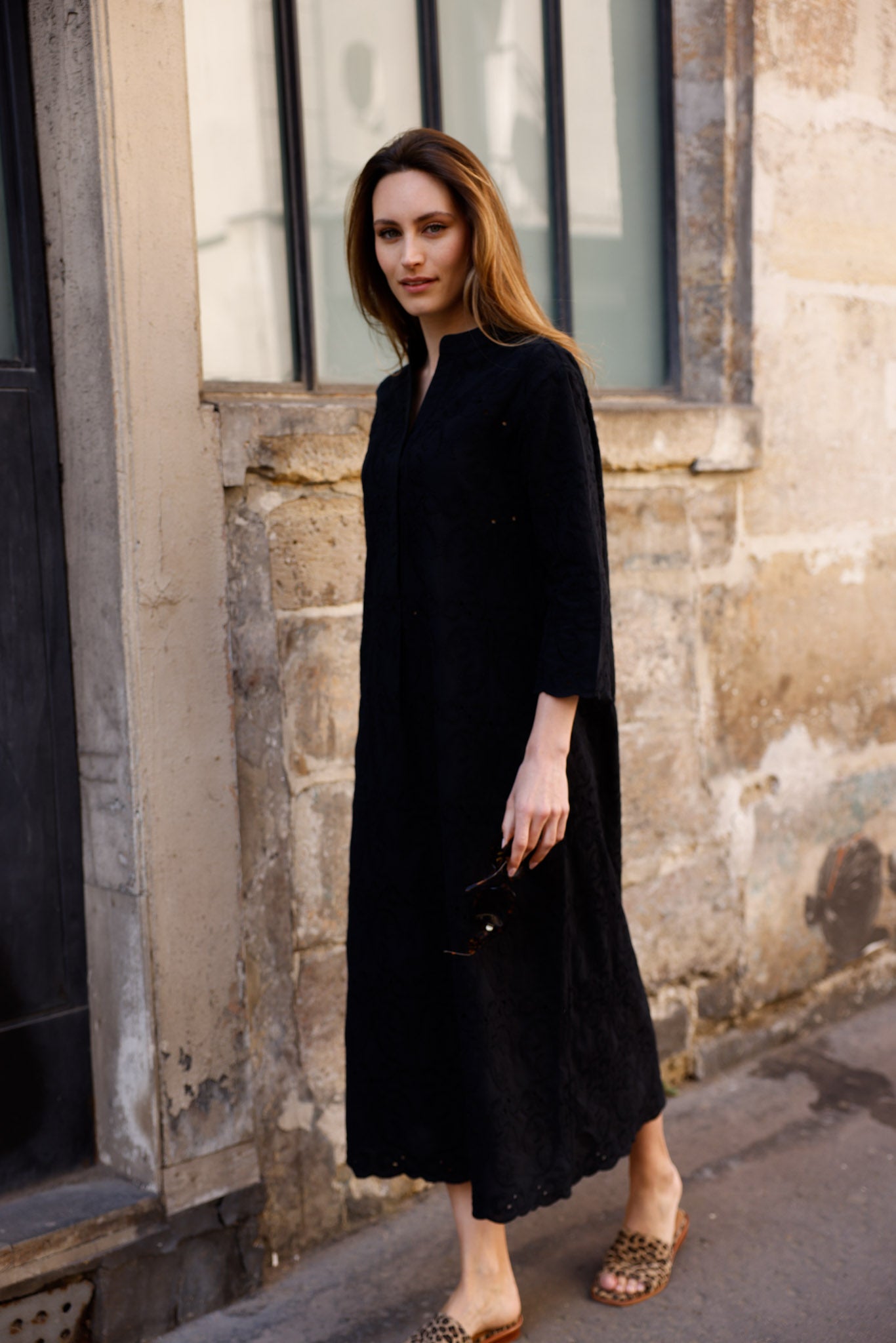 Robe longue noire Hortence Paris en broderie anglaise, manches 3/4 et col tunisien 