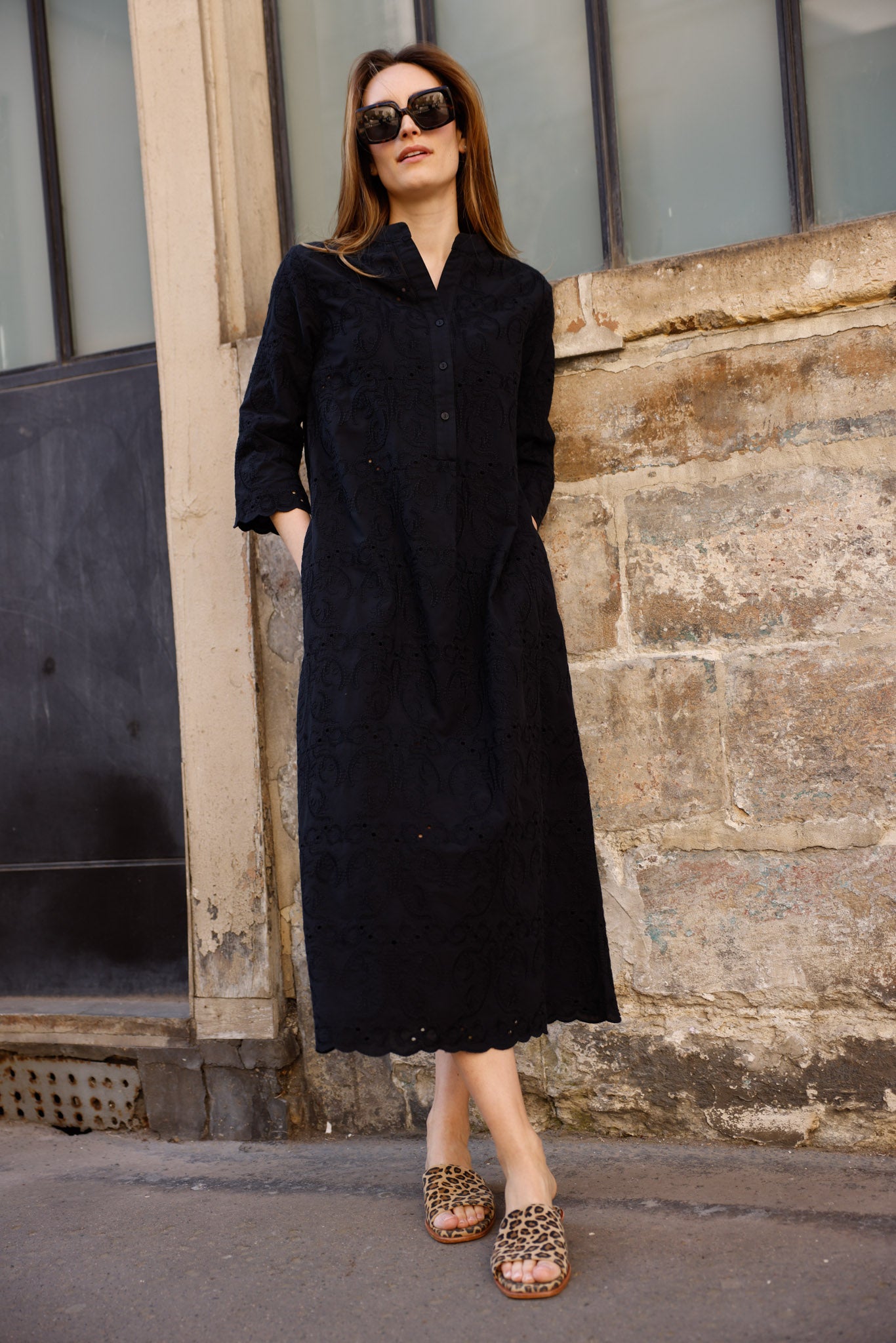 Robe longue noire Hortence Paris en broderie anglaise, manches 3/4 et col tunisien 