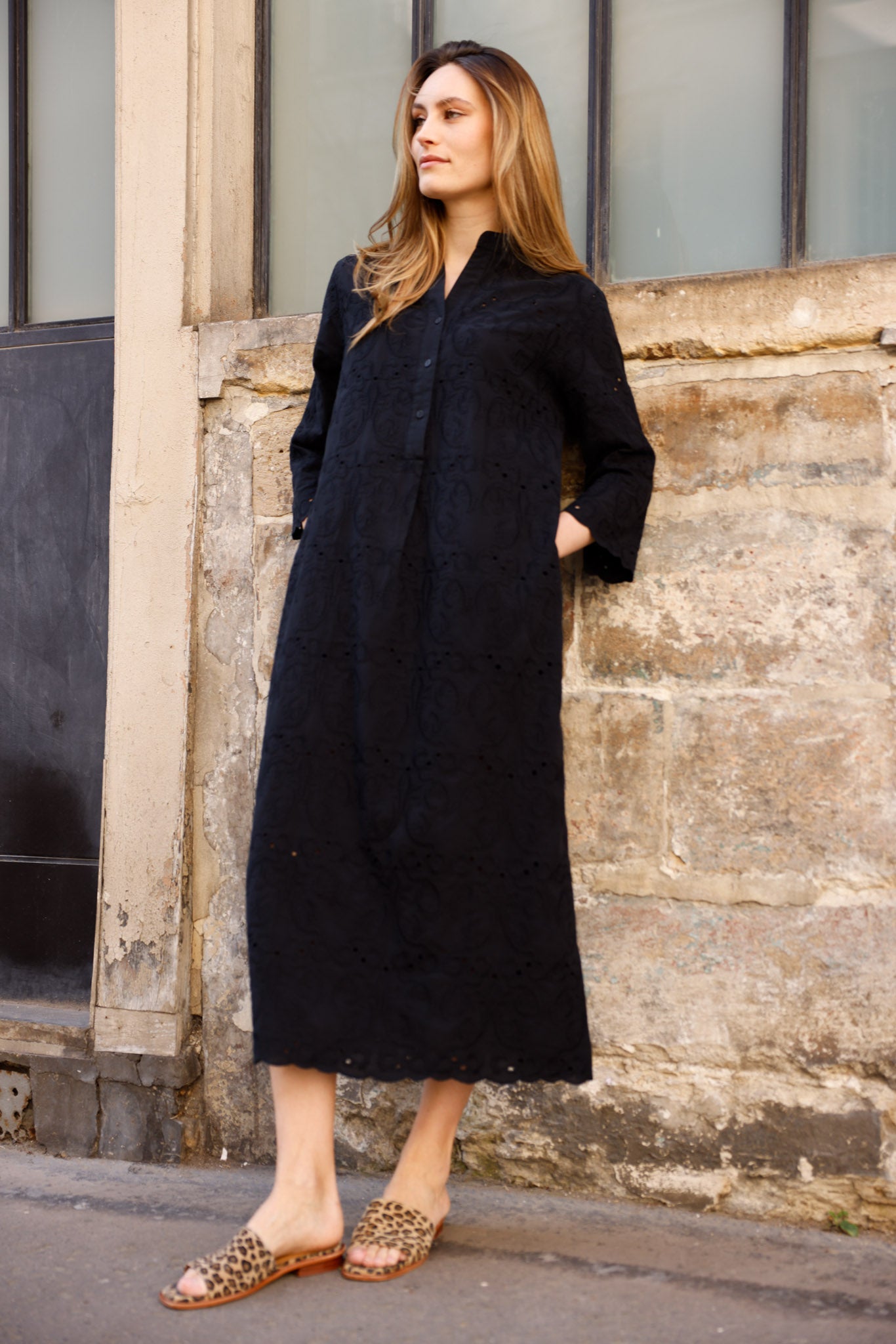 Robe longue noire Hortence Paris en broderie anglaise, manches 3/4 et col tunisien 