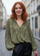 Femme portant une blouse fluide imprimée Hortence Paris, élégance naturelle et allure parisienne