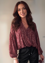 Femme portant une blouse fluide imprimée Hortence Paris, élégance naturelle et allure parisienne