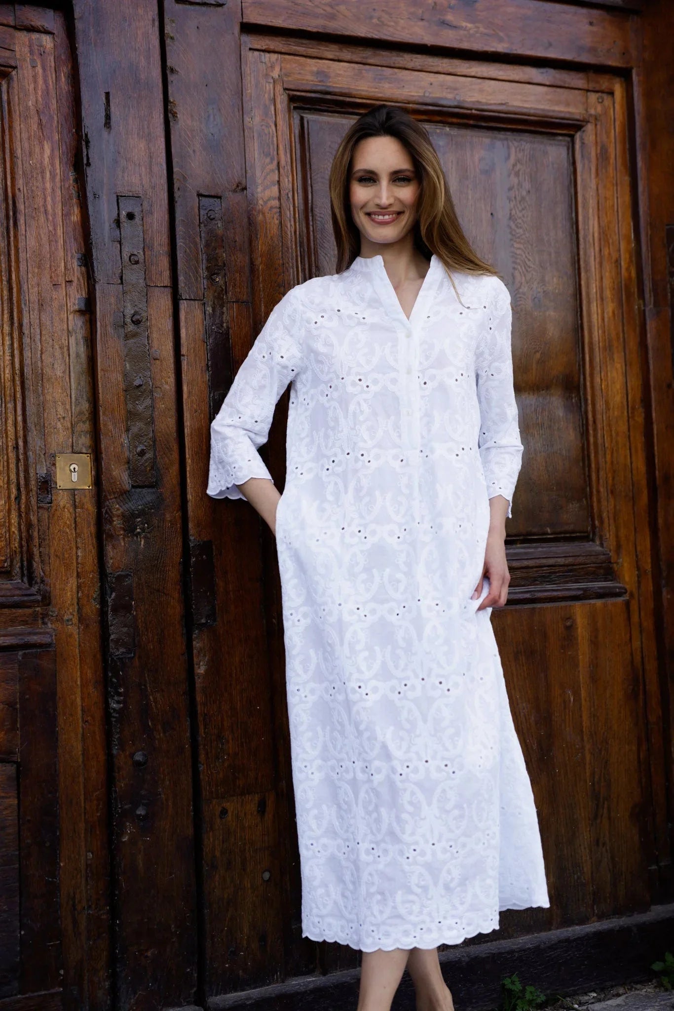 Robe longue blanche Hortence Paris en broderie anglaise, manches 3/4, col tunisien 