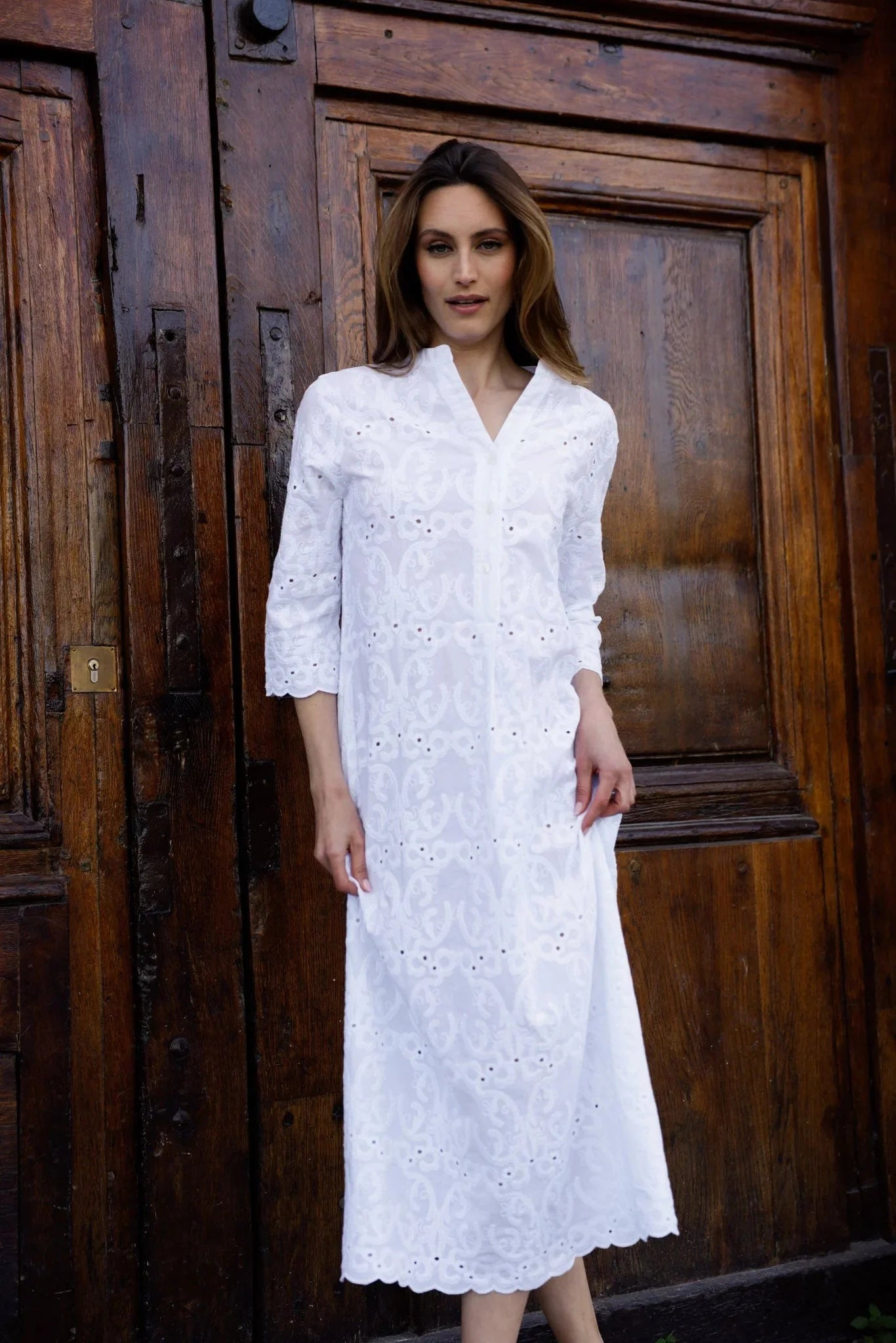 Robe longue blanche Hortence Paris en broderie anglaise, manches 3/4, col tunisien 