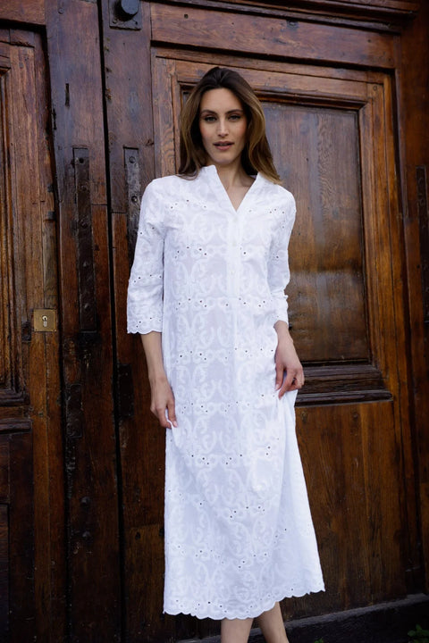 Robe longue blanche Hortence Paris en broderie anglaise, manches 3/4, col tunisien 
