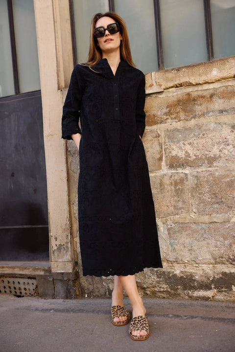 Robe longue noire Hortence Paris en broderie anglaise, manches 3/4 et col tunisien 